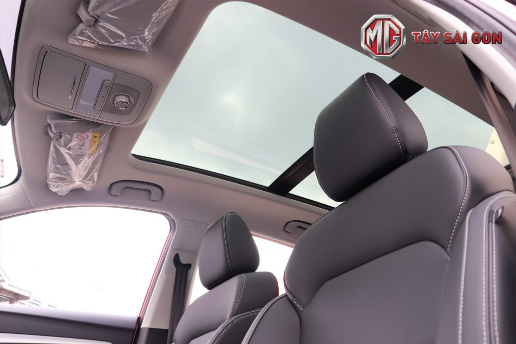 Trần cao, cửa sổ trời toàn cảnh mở rộng được hết 90% trần xe MG ZS